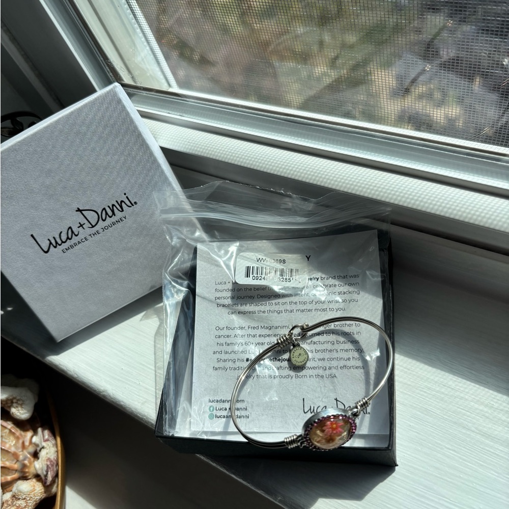 Luca + Danni Pink Wildflower
Bangle Bracelet
Regular / Silver Tone BNWT - Picture 4 of 4